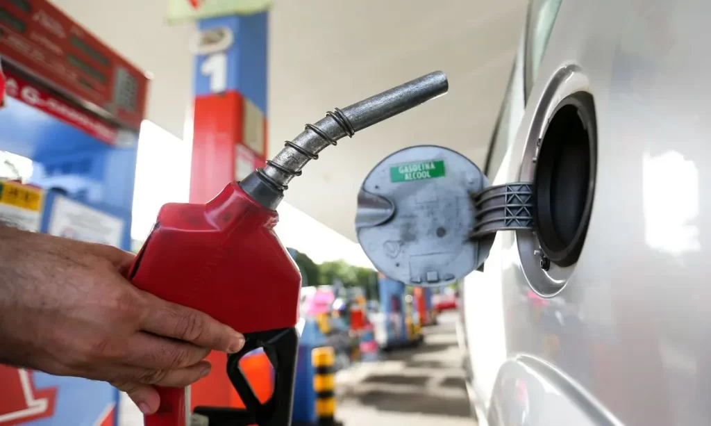Bolsonaro espera consulta ao TSE para reduzir imposto de gasolina em ano eleitoral Bolsonaro espera consulta ao TSE para reduzir imposto de gasolina em ano eleitoral