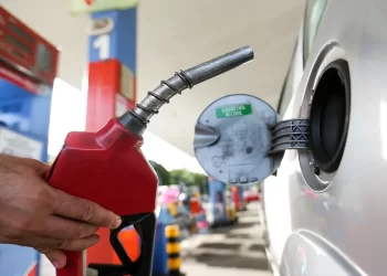 Bolsonaro espera consulta ao TSE para reduzir imposto de gasolina em ano eleitoral