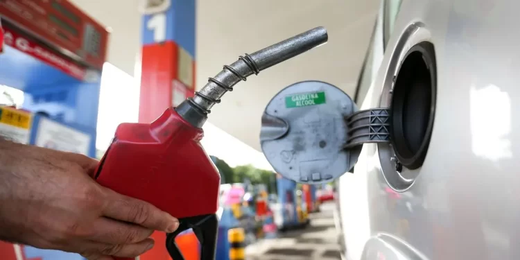 Bolsonaro espera consulta ao TSE para reduzir imposto de gasolina em ano eleitoral Bolsonaro espera consulta ao TSE para reduzir imposto de gasolina em ano eleitoral