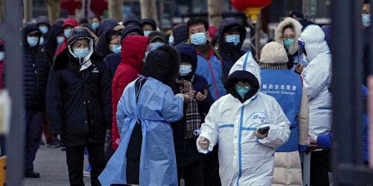 Moradores de Pequim se preparam para nova onda de covid-19