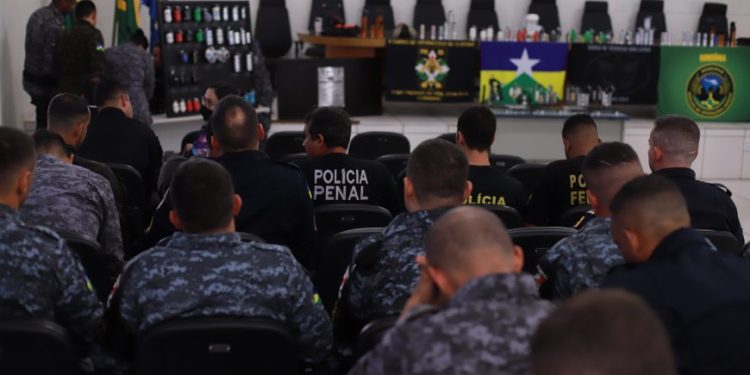 Profissionais da Segurança Pública participam da 2ª turma do Curso de Técnicas Não Letais Profissionais da Segurança Pública participam da 2ª turma do Curso de Técnicas Não Letais