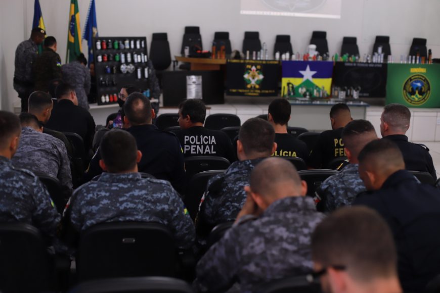 Profissionais da Segurança Pública participam da 2ª turma do Curso de Técnicas Não Letais Profissionais da Segurança Pública participam da 2ª turma do Curso de Técnicas Não Letais