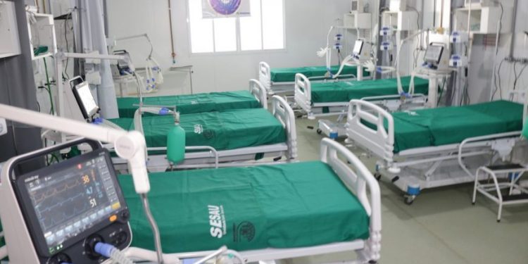 Internações por covid-19 mantêm queda após o fim da obrigatoriedade do uso de máscaras