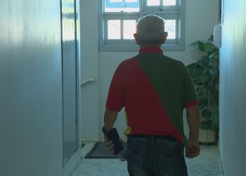 Homem que ganhou R$ 10 milhões na Mega-Sena e sofreu golpe busca vender casa para ‘sobreviver’ no RS