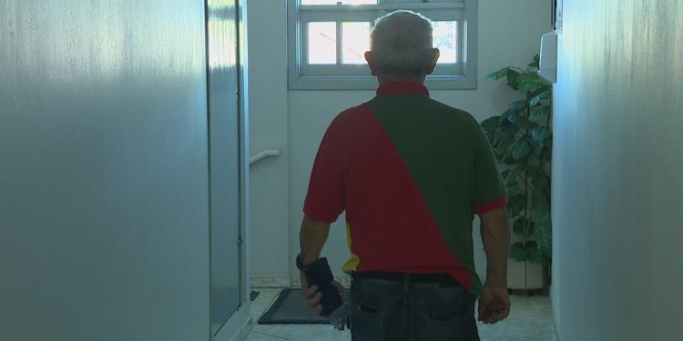 Homem que ganhou R$ 10 milhões na Mega-Sena e sofreu golpe busca vender casa para ‘sobreviver’ no RS Homem que ganhou R$ 10 milhões na Mega-Sena e sofreu golpe busca vender casa para ‘sobreviver’ no RS