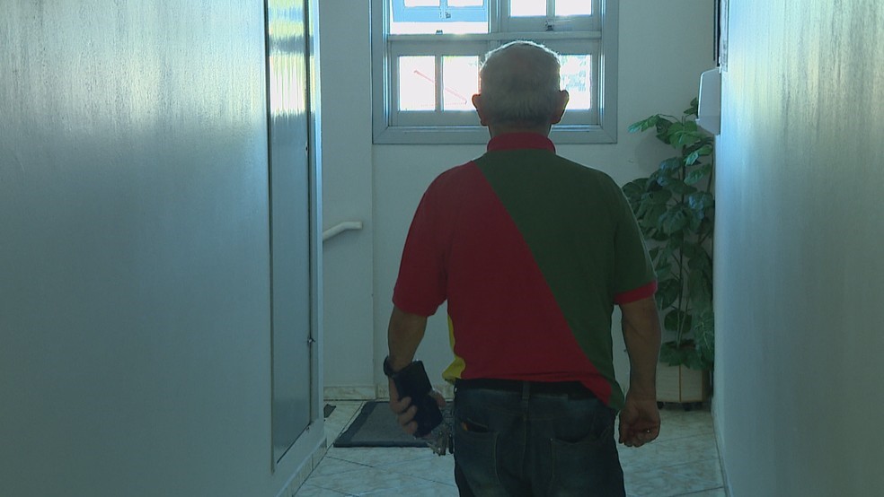 Homem que ganhou R$ 10 milhões na Mega-Sena e sofreu golpe busca vender casa para ‘sobreviver’ no RS Homem que ganhou R$ 10 milhões na Mega-Sena e sofreu golpe busca vender casa para ‘sobreviver’ no RS