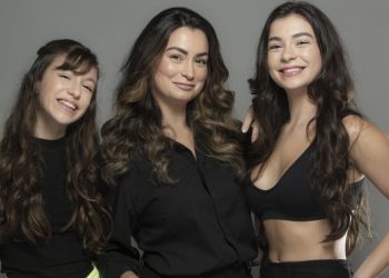 Palestrante Aline Dalcin apresenta as filhas em sessão de fotos especial para o dia das mães