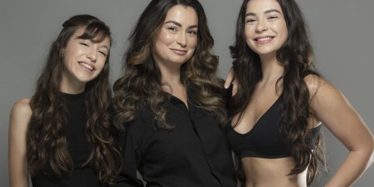 Palestrante Aline Dalcin apresenta as filhas em sessão de fotos especial para o dia das mães