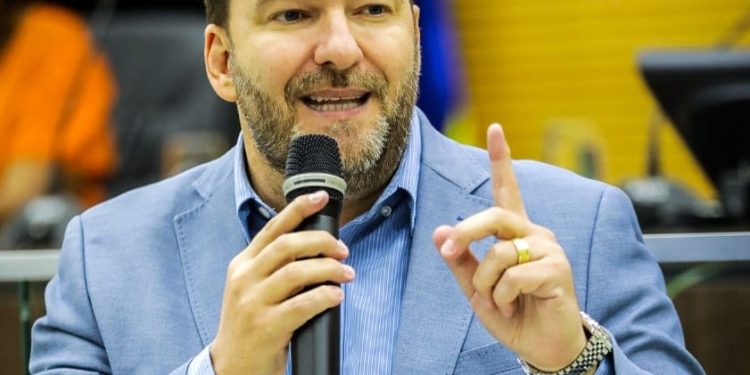 Presidente Alex Redano reforça que legislativo forte é primordial para construir uma sociedade melhor Presidente Alex Redano reforça que legislativo forte é primordial para construir uma sociedade melhor