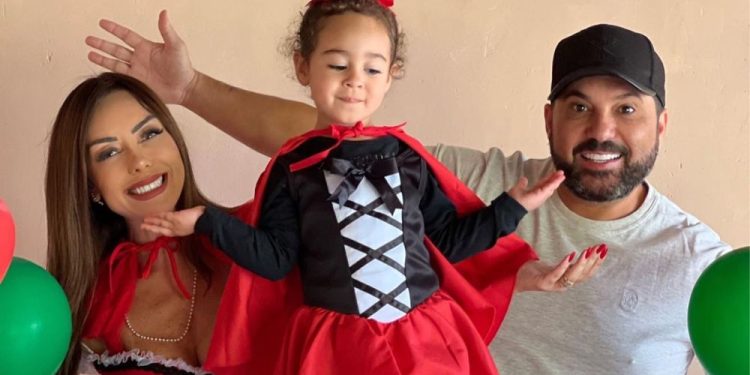 Deia Cypri e o cantor Edson comemoram os 3 aninhos da filha, Bella