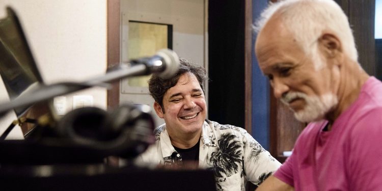 Cantor baiano Luís Martins prepara novo álbum autoral com arranjos do maestro Cristovão Bastos