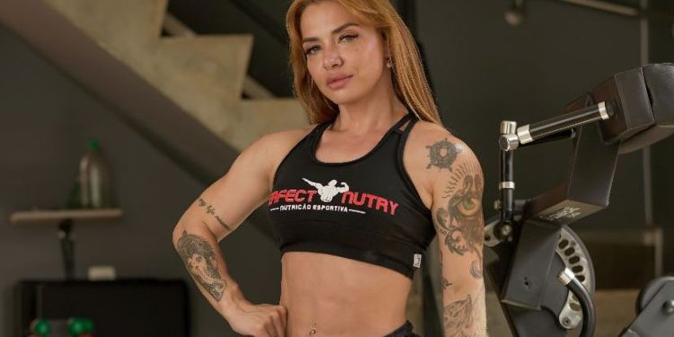 Atleta Fitness Júlia Menezes exibe shape trincado e diz se sentir na melhor forma de sua vida!