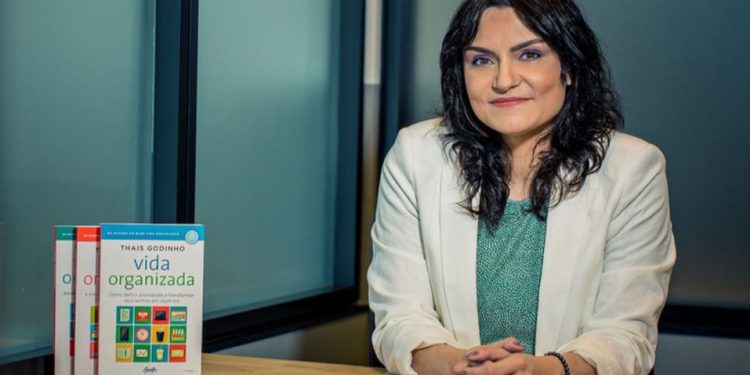 Dona do perfil Vida Organizada, Thais Godinho dá dicas de como organizar arquivos de papel e digital de forma mais prática Dona do perfil Vida Organizada, Thais Godinho dá dicas de como organizar arquivos de papel e digital de forma mais prática