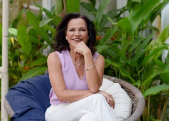 Maura de Albanesi mostra os benefícios do Capim Limão para a energia espiritual