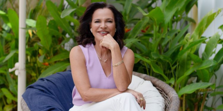 Maura de Albanesi mostra os benefícios do Capim Limão para a energia espiritual