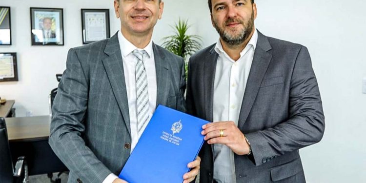 Presidente Alex Redano recebe projeto que trata da recomposição salarial dos servidores do TJ