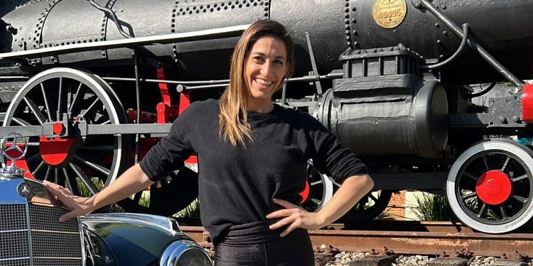Ginasta Daniele Hipólito passeia por pontos turísticos de Vassouras