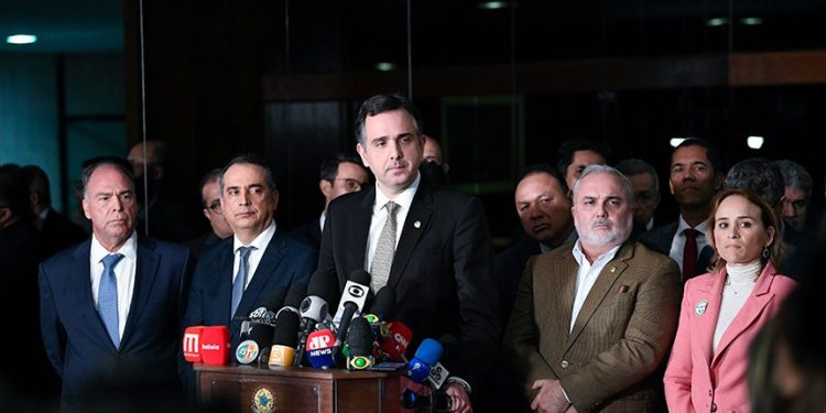 Avança negociação para segurar preço dos combustíveis