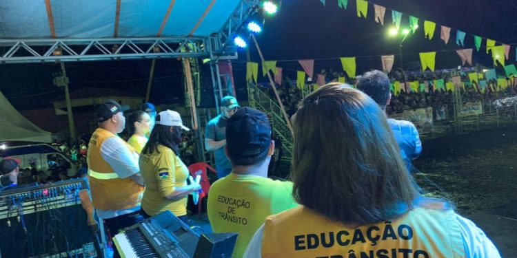 Agentes do Detran Rondônia promovem ação educativa em bares de Porto Velho
