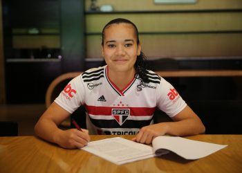 São Paulo F.C. Carol F. firma contrato profissional com o São Paulo São Paulo F.C. Carol F. firma contrato profissional com o São Paulo