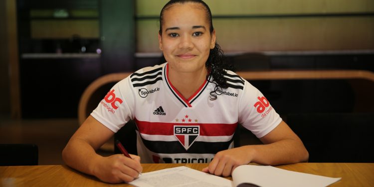 São Paulo F.C. Carol F. firma contrato profissional com o São Paulo São Paulo F.C. Carol F. firma contrato profissional com o São Paulo