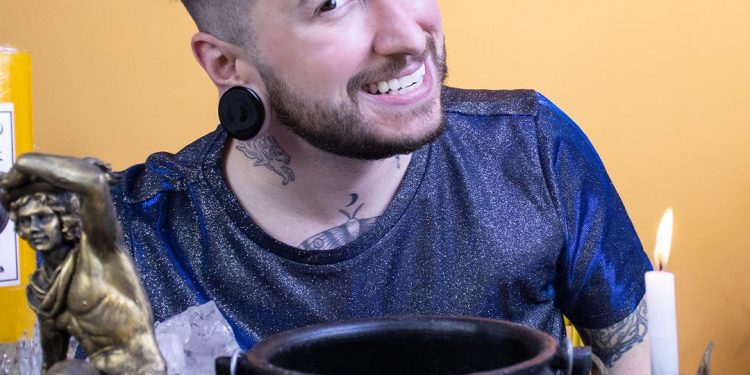 Apresentando o misticismo de forma descontraída, Victor Valentim faz sucesso nas redes sociais