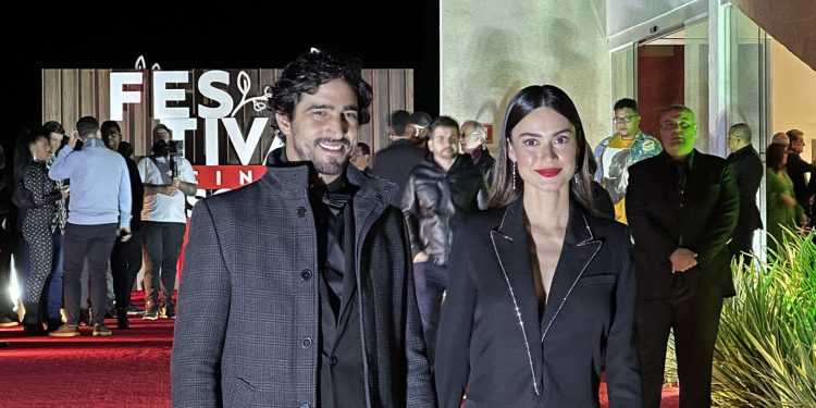 Atores Humberto Martins e o casal Renato Goes e Thaila Ayala participam da abertura do Festival de Cinema de Vassouras
