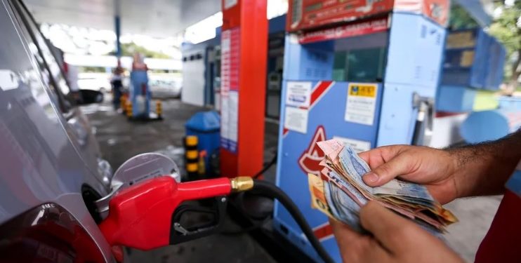 Gasolina no Brasil está R$ 0,62 abaixo do preço internacional, diz setor Gasolina no Brasil está R$ 0,62 abaixo do preço internacional, diz setor