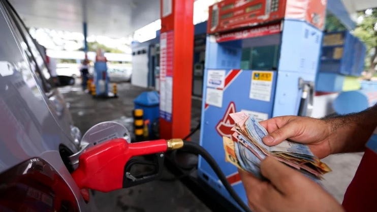Gasolina no Brasil está R$ 0,62 abaixo do preço internacional, diz setor Gasolina no Brasil está R$ 0,62 abaixo do preço internacional, diz setor