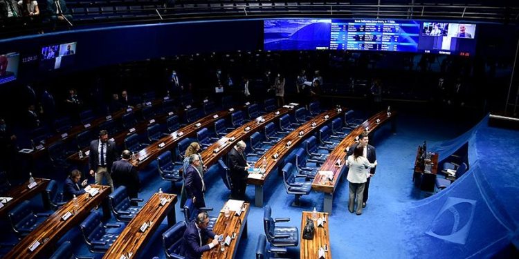 Senado aprova PEC do piso salarial da enfermagem