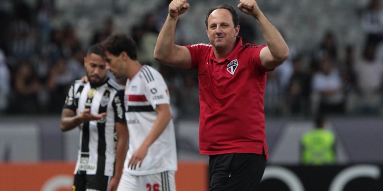 São Paulo F.C. – Entrevista coletiva no Mineirão: Rogério Ceni São Paulo F.C. – Entrevista coletiva no Mineirão: Rogério Ceni
