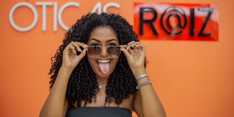Óculos escuros e os cuidados que vão além da beleza, Óticas R@iz falam dos benefícios que as lentes fotossensíveis proporcionam à saúde dos olhos Óculos escuros e os cuidados que vão além da beleza, Óticas R@iz falam dos benefícios que as lentes fotossensíveis proporcionam à saúde dos olhos