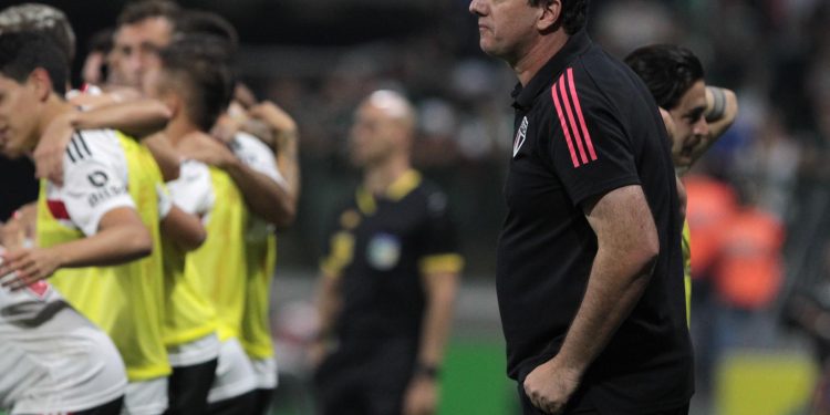 São Paulo F.C. – Ceni: “Aqui é o São Paulo, da Floresta, onde a moeda cai de pé” São Paulo F.C. – Ceni: “Aqui é o São Paulo, da Floresta, onde a moeda cai de pé”