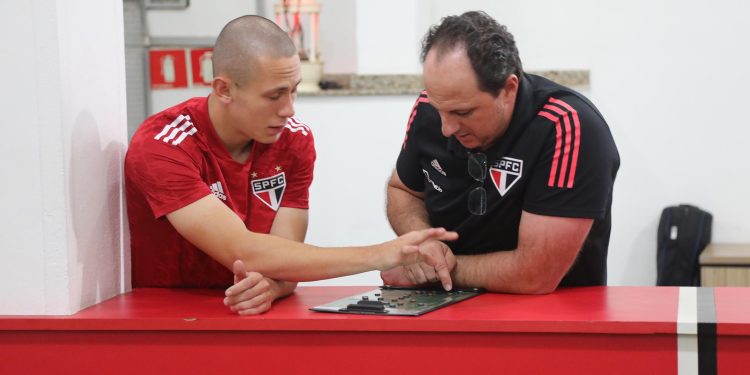 São Paulo F.C. – Rogério Ceni é o treinador que mais promoveu estreias de atletas da base em um ano São Paulo F.C. – Rogério Ceni é o treinador que mais promoveu estreias de atletas da base em um ano