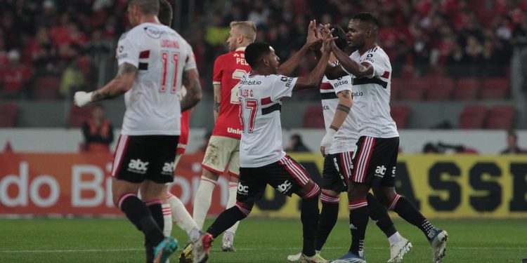 São Paulo F.C. – No Beira-Rio, Tricolor empata com o Internacional pelo Brasileirão São Paulo F.C. – No Beira-Rio, Tricolor empata com o Internacional pelo Brasileirão