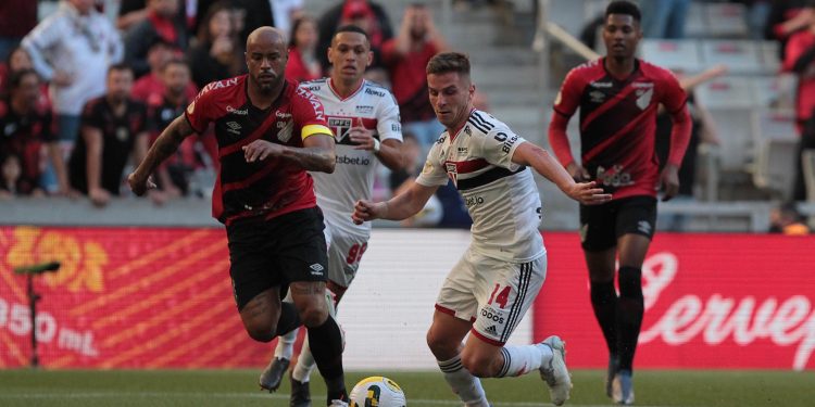 São Paulo F.C. – Pelo Brasileiro, São Paulo é superado pelo Athletico em Curitiba São Paulo F.C. – Pelo Brasileiro, São Paulo é superado pelo Athletico em Curitiba