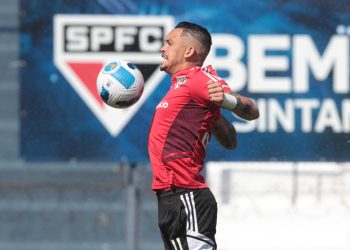 São Paulo F.C. – Elenco encerra ajustes para final e faz reconhecimento do gramado