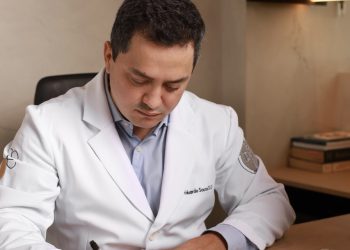 Dr. José Eduardo fala sobre o poder do toque para aliviar as dores e choros do bebê nas crises de cólicas