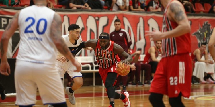São Paulo F.C. – Basquete Tricolor bate o Pinheiros e garante a liderança na primeira fase do Paulista São Paulo F.C. – Basquete Tricolor bate o Pinheiros e garante a liderança na primeira fase do Paulista