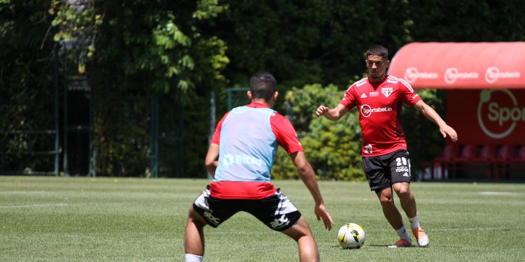 São Paulo F.C. – Elenco treina de olho em disputa direta no Brasileirão São Paulo F.C. – Elenco treina de olho em disputa direta no Brasileirão