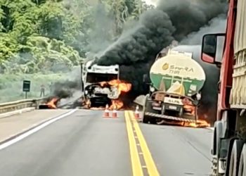 Fogo destrói carreta e caminhão na BR-163 entre Sinop e Itaúba