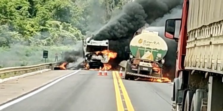 Fogo destrói carreta e caminhão na BR-163 entre Sinop e Itaúba Fogo destrói carreta e caminhão na BR-163 entre Sinop e Itaúba