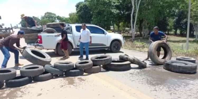 Bloqueios em rodovias de Rondônia continuam mesmo com determinação judicial