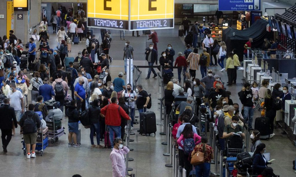 Anvisa aprova volta do uso de máscaras em aviões e aeroportos Anvisa aprova volta do uso de máscaras em aviões e aeroportos