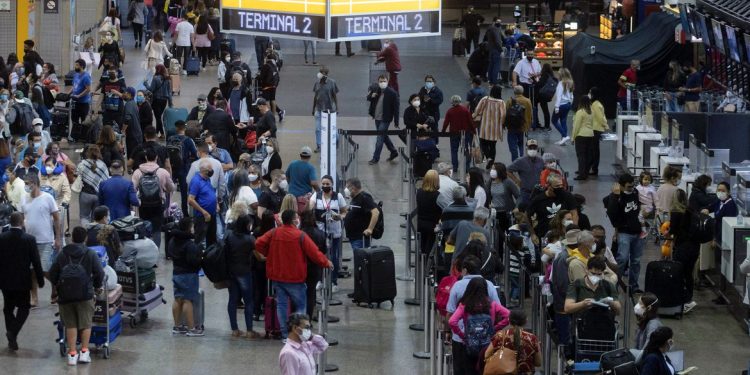 Anvisa aprova volta do uso de máscaras em aviões e aeroportos Anvisa aprova volta do uso de máscaras em aviões e aeroportos
