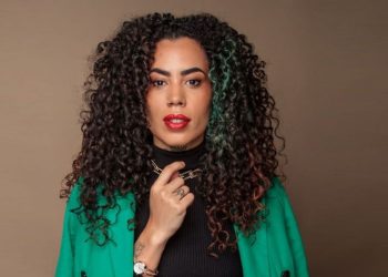 Nataly Sgoviah ensina a como usar óleos no cabelo sem pesar os fios Nataly Sgoviah ensina a como usar óleos no cabelo sem pesar os fios