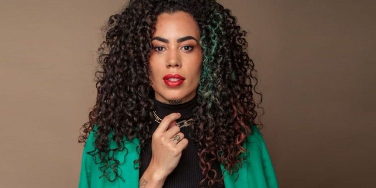 Nataly Sgoviah ensina a como usar óleos no cabelo sem pesar os fios