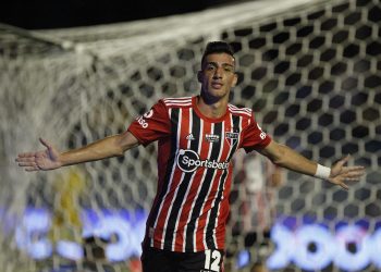 São Paulo F.C. – Pedrinho festeja carinho da torcida tricolor São Paulo F.C. – Pedrinho festeja carinho da torcida tricolor