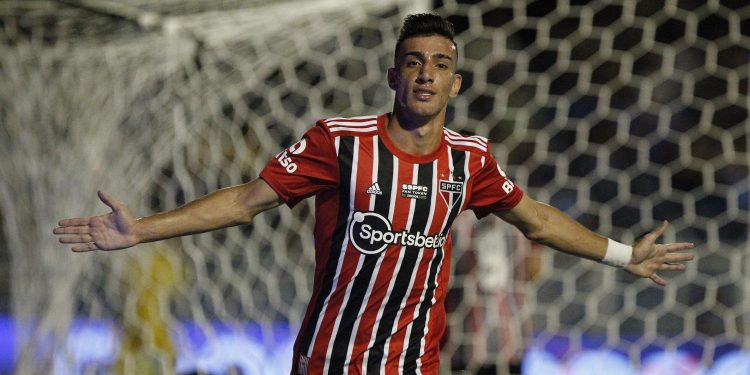 São Paulo F.C. – Pedrinho festeja carinho da torcida tricolor