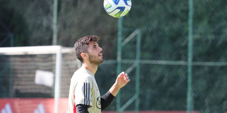 São Paulo F.C. – Elenco retorna ao CT da Barra Funda após treino em Cotia